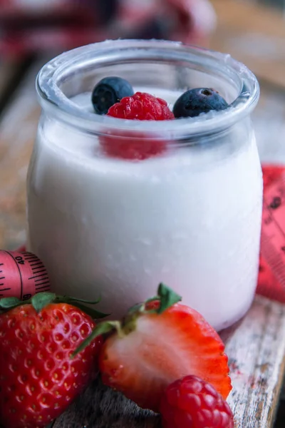 Yabanmersinli yoğurt ve mezura. diyet ve yeme konsepti