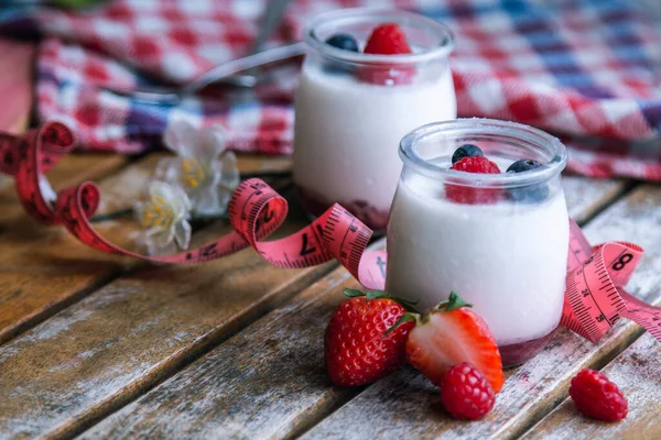 Yabanmersinli yoğurt ve mezura. diyet ve yeme konsepti