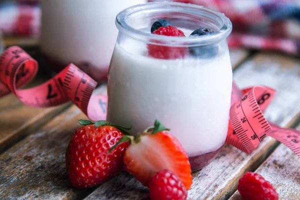 Yabanmersinli yoğurt ve mezura. diyet ve yeme konsepti