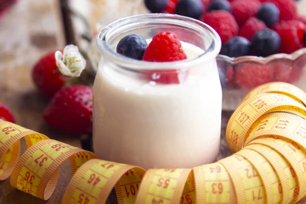 Yabanmersinli yoğurt ve mezura. diyet ve yeme konsepti