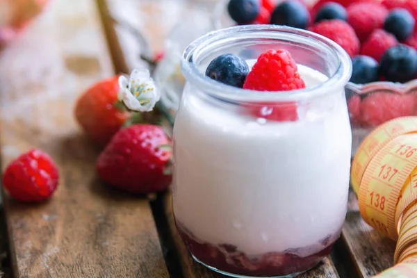 Yogurt Con Bayas Silvestres Cinta Métrica Dieta Concepto Alimentación —  Fotos de Stock