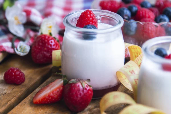 Yabanmersinli yoğurt ve mezura. diyet ve yeme konsepti