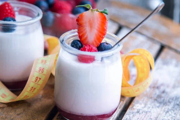 Yogurt Con Bayas Silvestres Cinta Métrica Dieta Concepto Alimentación —  Fotos de Stock