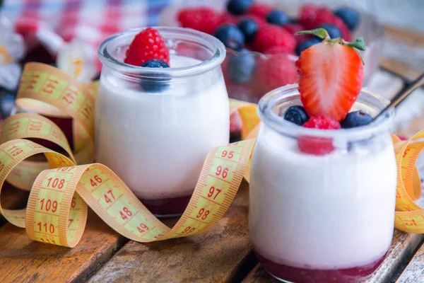 Yabanmersinli yoğurt ve mezura. diyet ve yeme konsepti