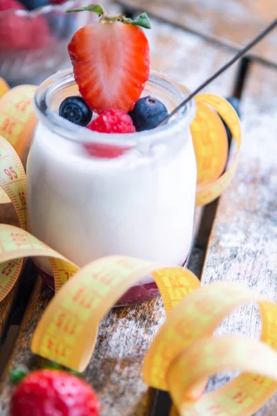 Yabanmersinli yoğurt ve mezura. diyet ve yeme konsepti