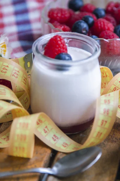 Yabanmersinli yoğurt ve mezura. diyet ve yeme konsepti