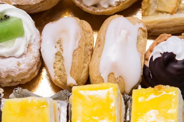 Asortyment Słodkich Ciast Cytrynowych Śmietankowych Czekoladowych — Zdjęcie stockowe