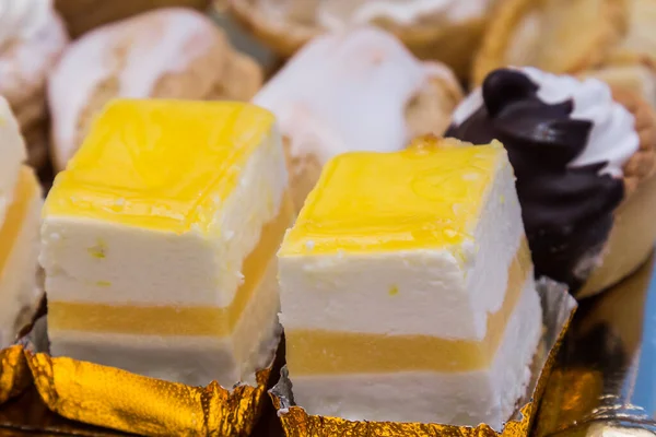 Tatlı limon, krema ve çikolatalı kek çeşitleri.