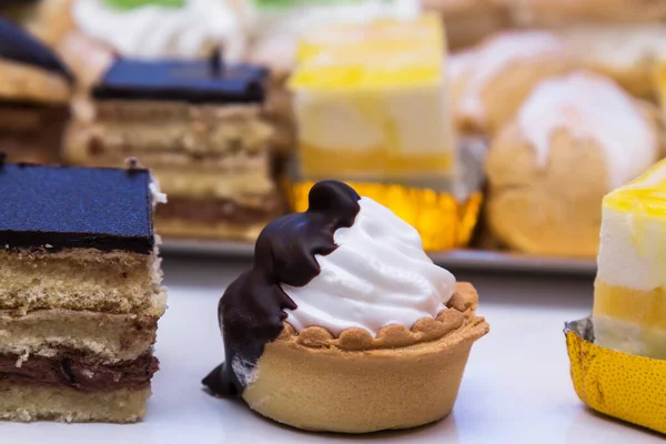 Çikolata, limon ve kremalı pasta çeşitleri.