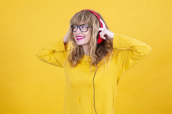 Mujer Relajada Escuchando Música Con Auriculares Sobre Fondo Amarillo —  Fotos de Stock