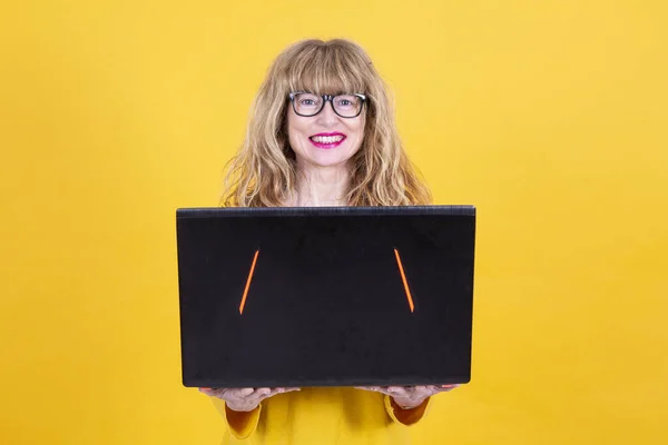 Mujer Adulta Con Portátil Aislado — Foto de Stock