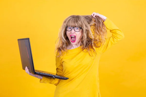 Stresu Nebo Naštvaný Dospělý Žena Křičí Notebookem Izolované — Stock fotografie