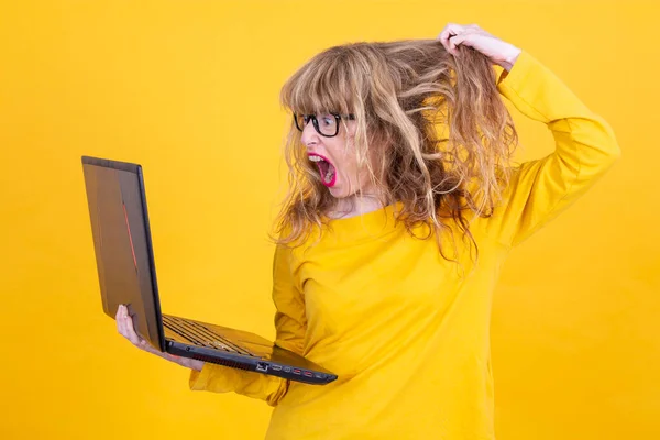 Mulher Adulta Estressada Irritada Gritando Com Laptop Isolado — Fotografia de Stock