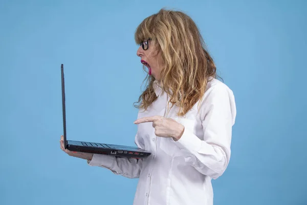 Empresária Com Laptop Gesto Surpresa Fundo Azul — Fotografia de Stock