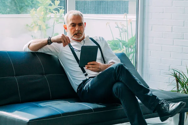 Ofiste veya işyerinde dijital tablet kullanan bir adam