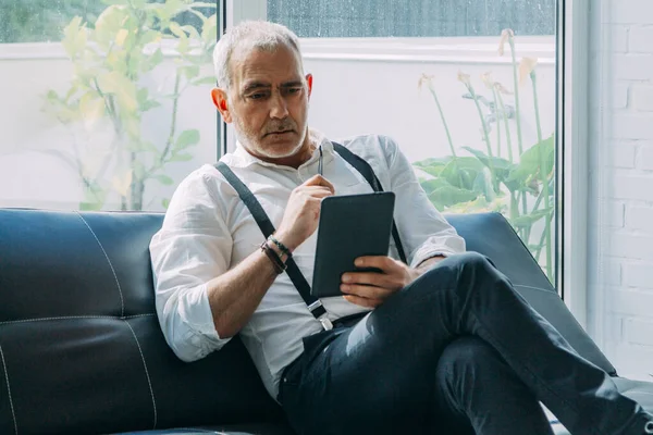 Ofiste veya işyerinde dijital tablet kullanan bir adam