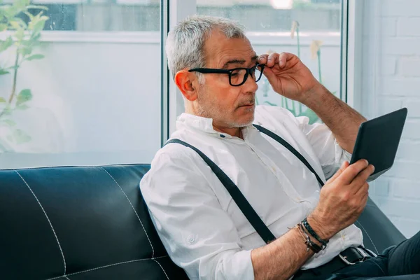 Hombre Negocios Con Gafas Usando Tableta Digital Oficina Lugar Trabajo — Foto de Stock