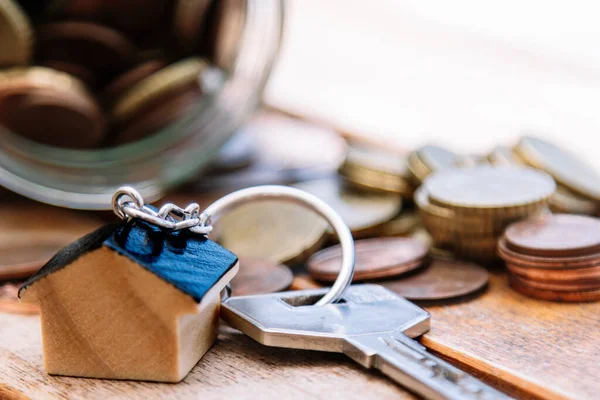Hypotheken Oder Immobilienkonzept Schlüssel Münzen Und Schlüsselanhänger — Stockfoto