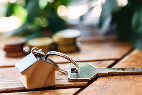 住宅ローンや不動産の概念です コイン 家の鍵チェーン — ストック写真