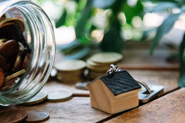 ev anahtarları, madeni paralar ve anahtarlık, yatırım ve tasarruf kavramı