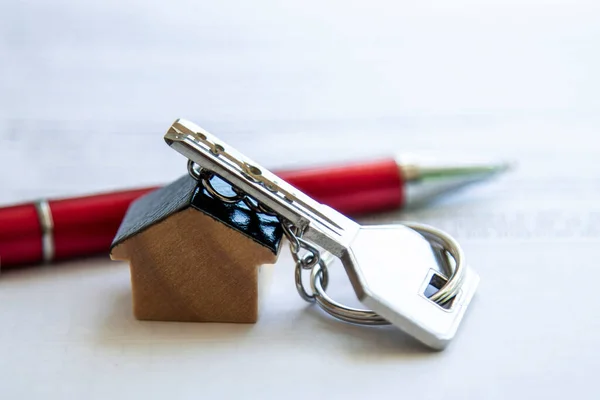Schlüssel Mit Hausschlüsselanhänger Und Münzen Auf Dokument Hypothek Oder Immobilienkonzept — Stockfoto