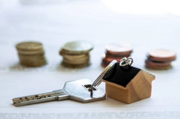 Schlüssel Mit Hausschlüsselanhänger Und Münzen Auf Dokument Hypothek Oder Immobilienkonzept — Stockfoto