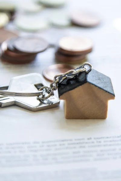 Hypotheken Oder Immobilienkonzept Schlüssel Münzen Und Dokument — Stockfoto