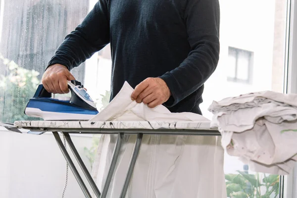 Mann Mit Eisernem Bügelhemd Konzept Der Gleichberechtigung Bei Der Hausarbeit — Stockfoto