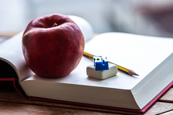 有苹果和学校配件的书 回到学校的概念 — 图库照片
