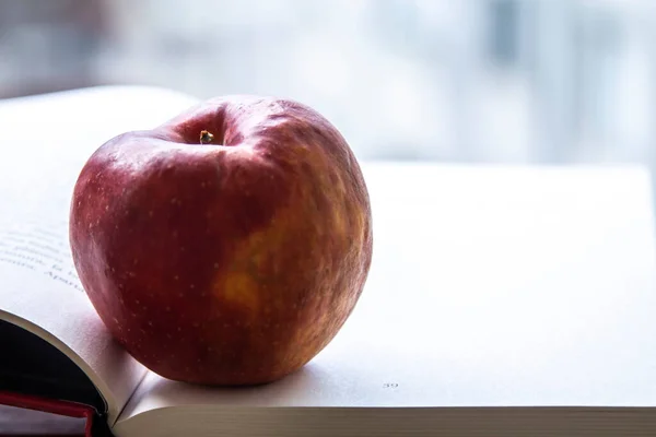 学校の概念に戻ります テーブルの上にりんごの本 — ストック写真