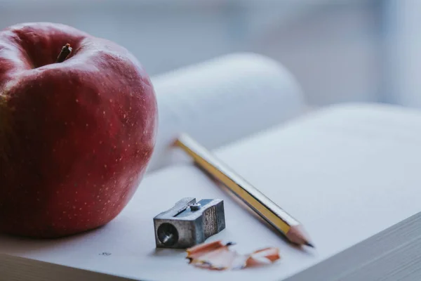 机の上の本や鉛筆やりんごは学校のコンセプトに戻ります — ストック写真