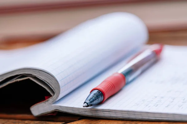 Notizbuch Mit Stift Auf Dem Tisch Zurück Zum Schulkonzept — Stockfoto