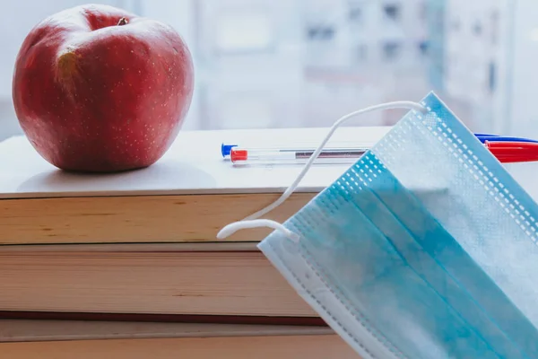 Bücher Apfel Und Medizinische Maske Zurück Zum Schulkonzept Der Neuen — Stockfoto