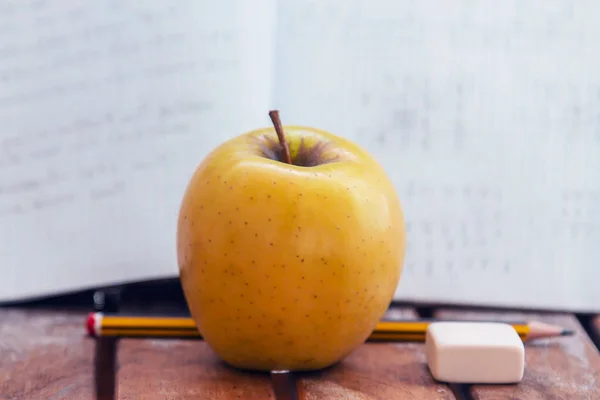 Livres Taille Crayon Crayon Pomme Sur Table Concept Retour École — Photo