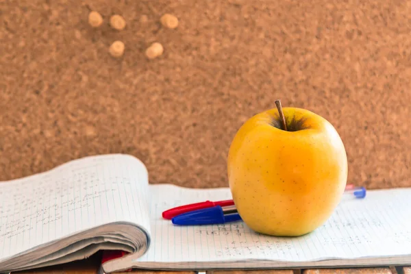 带苹果 软木塞和学习用品回到学校 — 图库照片