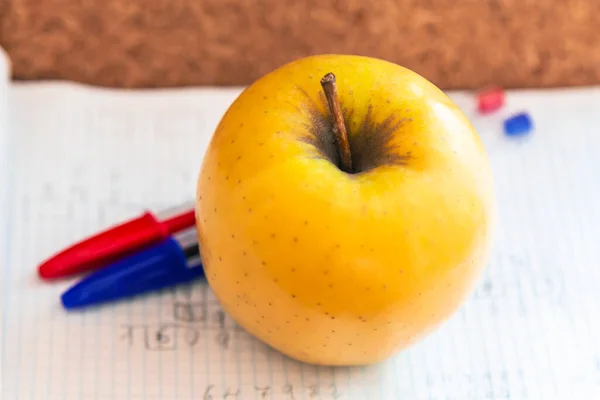 Concept Retour École Avec Pommes Liège Fournitures Scolaires — Photo