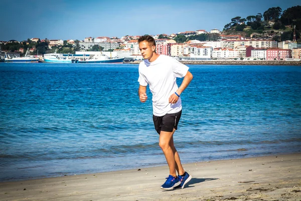 Kumsalda koşan adam