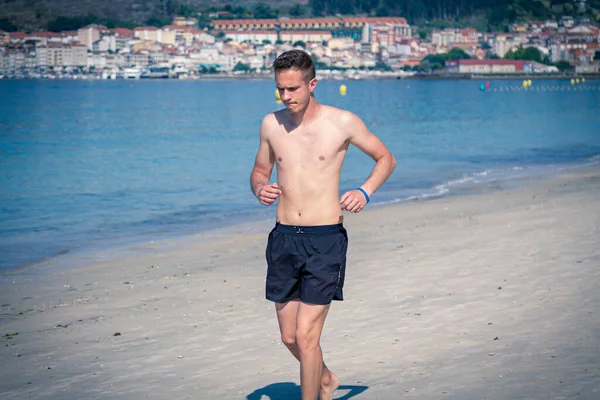 Kumsalda koşan adam