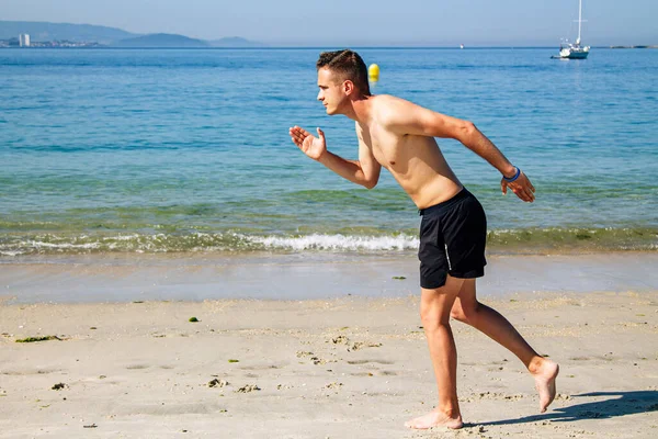 Kumsalda koşan adam