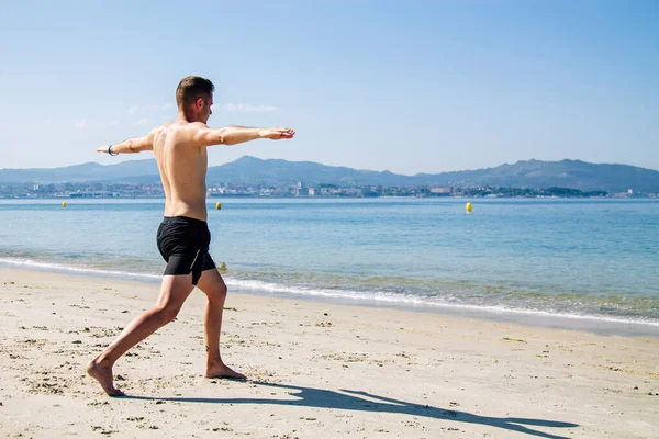 Νεαρός Άνδρας Στην Παραλία Κάνει Ασκήσεις Χαλάρωσης — Φωτογραφία Αρχείου