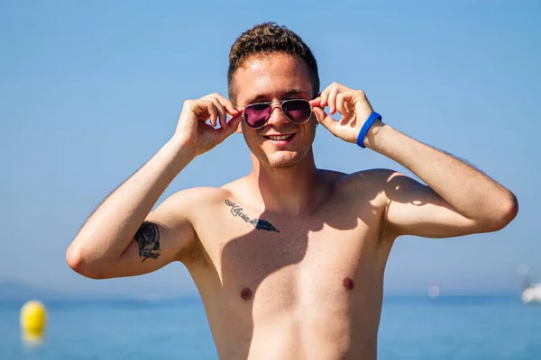 Portrait Attractive Young Man Sunglasses Beach — Stock Photo, Image