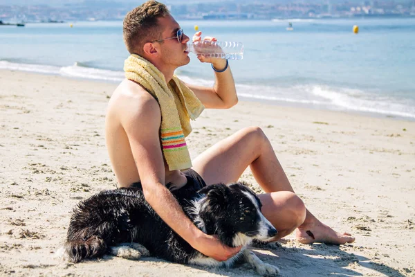 Πορτρέτο Του Νεαρού Άνδρα Στην Παραλία Που Αναπαύεται Σκύλο Του — Φωτογραφία Αρχείου