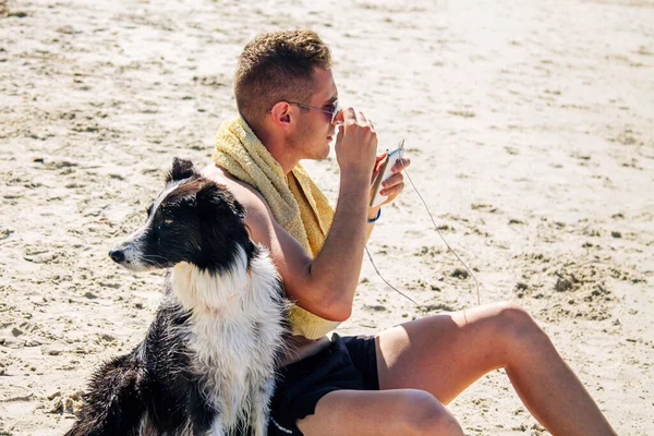 Homem Relaxado Praia Com Seu Animal Estimação Ouvir Música Com — Fotografia de Stock