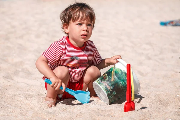 Porträtt Liten Pojke Stranden Som Leker Med Sand — Stockfoto