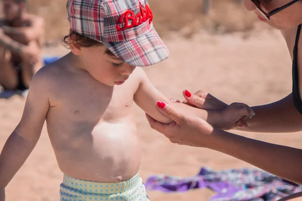 Mãe Colocando Protetor Solar Criança Praia — Fotografia de Stock