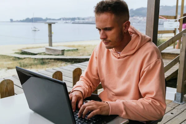 genç adam açık havada dizüstü kullanarak