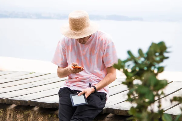 Jonge Man Met Smartphone Digitale Tablet — Stockfoto