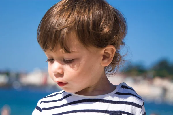 ビーチで小さな男の子の肖像画 — ストック写真