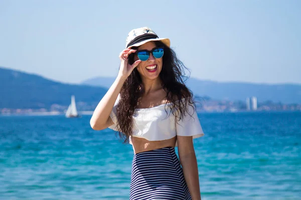 Glimlachende Vrouw Hoed Zonnebril Wandelen Het Strand — Stockfoto