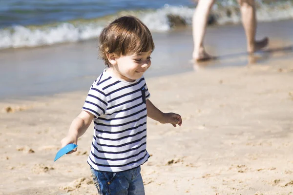 Menino Brincando Praia Com Balde — Fotografia de Stock